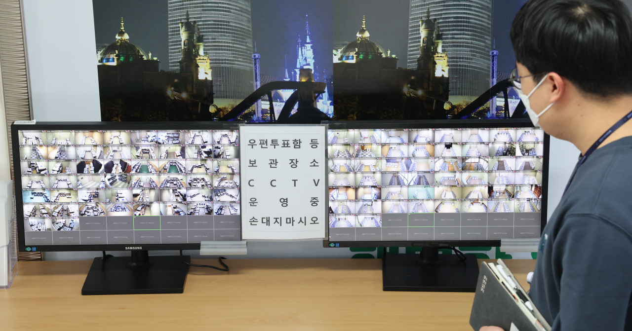 지난 6일 서울시선관위 입구에 열람용 20대 대선 사전투표함 CCTV 모니터가 놓여 있다. 중앙선거관리위원회는 지난 4&sim;5일 이틀간 제20대 대통령선거 사전투표를 시행했다. 사전투표함 보관상황은 중앙선관위 통합관제센터에서 24시간 관리한다. [연합]