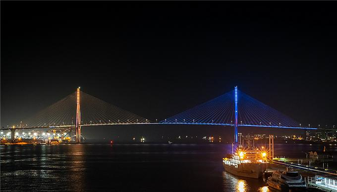 ‘평화의 빛’(Peace Light) 캠페인이 진행된 부산항대교 모습. [부산시 제공]