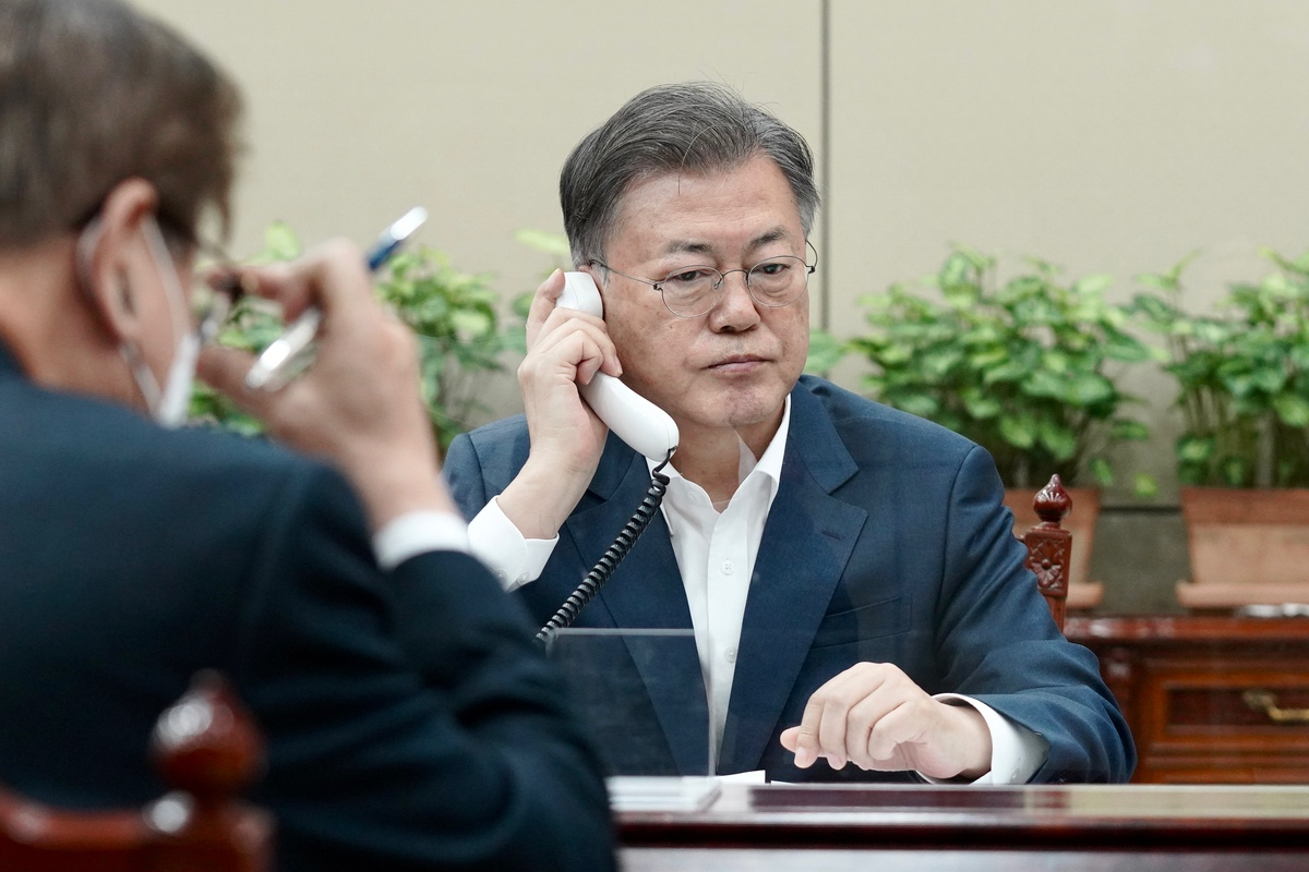 한국은 7일 러시아의 우크라이나 침공과 관련 러시아 중앙은행과 거래 중단을 비롯한 추가 제재에 나서기로 했다. 문재인 대통령이 지난 3일 오후 볼로디미르 젤렌스키 우크라이나 대통령과 통화를 갖고 있다. [헤럴드DB]