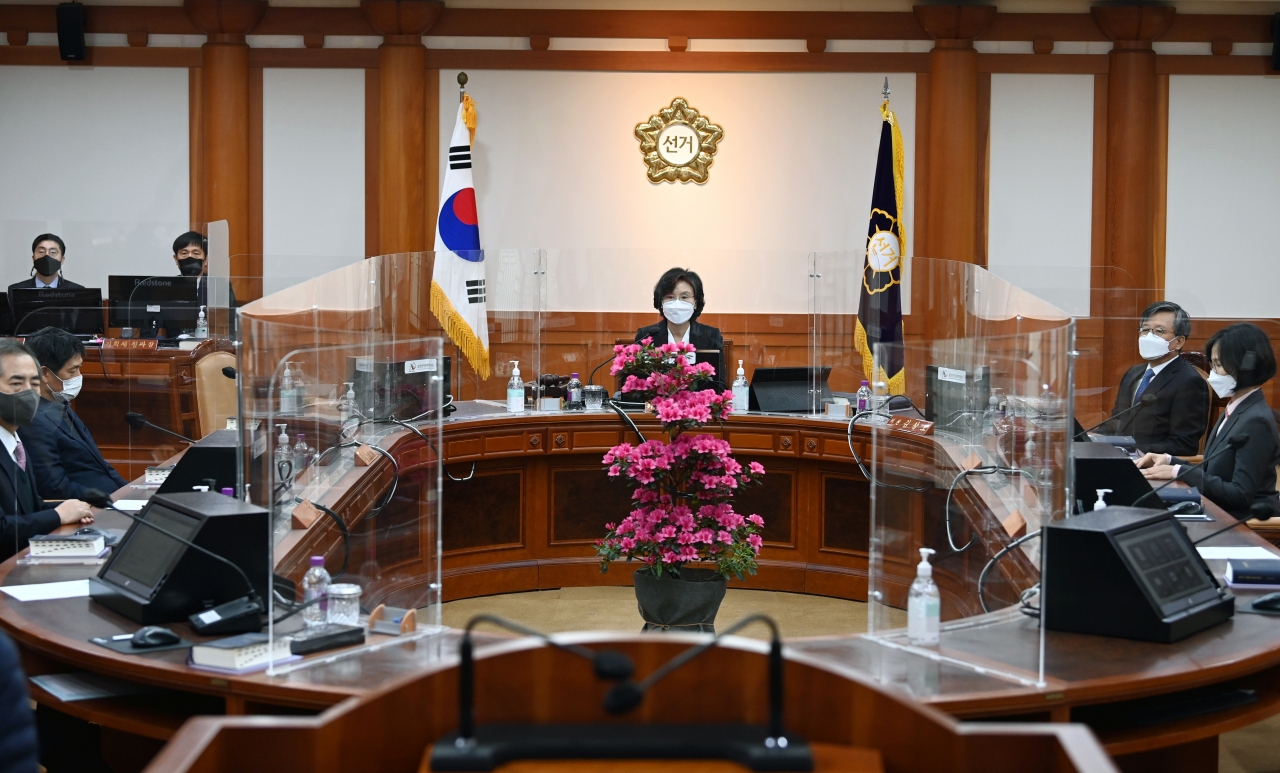노정희 중앙선거관리위원회 위원장이 7일 오전 경기도 과천시 중앙선관위에서 위원들과 함께 제20대 대통령선거 사전투표 부실 관리 논란과 관련한 긴급위원회 전원회의를 갖고 있다. [연합]