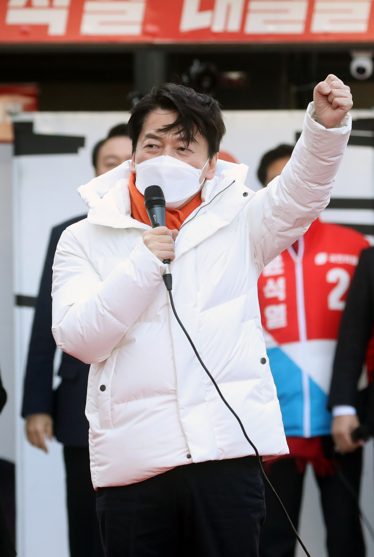 안철수 국민의당 대표가 지난 5일 경기도 이천시산림조합 앞에서 열린 국민의힘 윤석열 대선 후보 유세 현장에서 지지를 호소하고 있다. [연합]