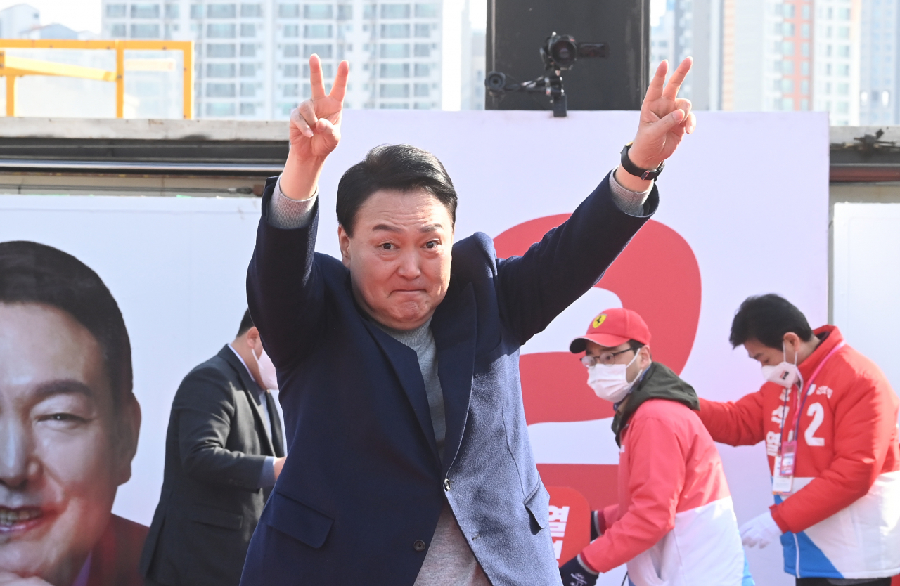국민의힘 윤석열 대선후보가 7일 오전 경기도 구리역 광장 유세에서 지지를 호소하고 있다. [사진=국회사진기자단]