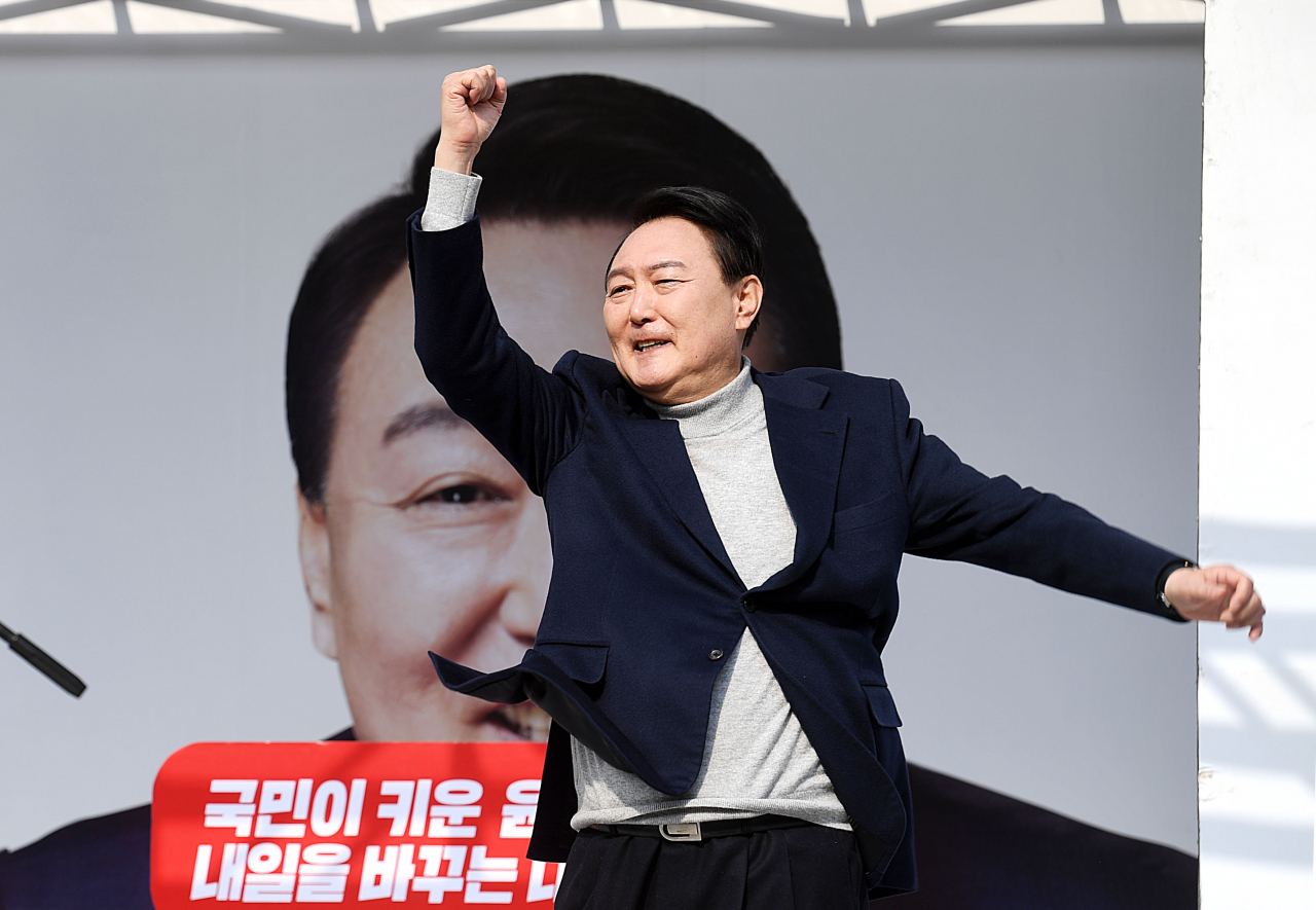 윤석열 국민의힘 대선후보가 7일 오후 경기 시흥시 삼미시장 앞 유세 현장에서 지지를 호소하고 있다. [연합]