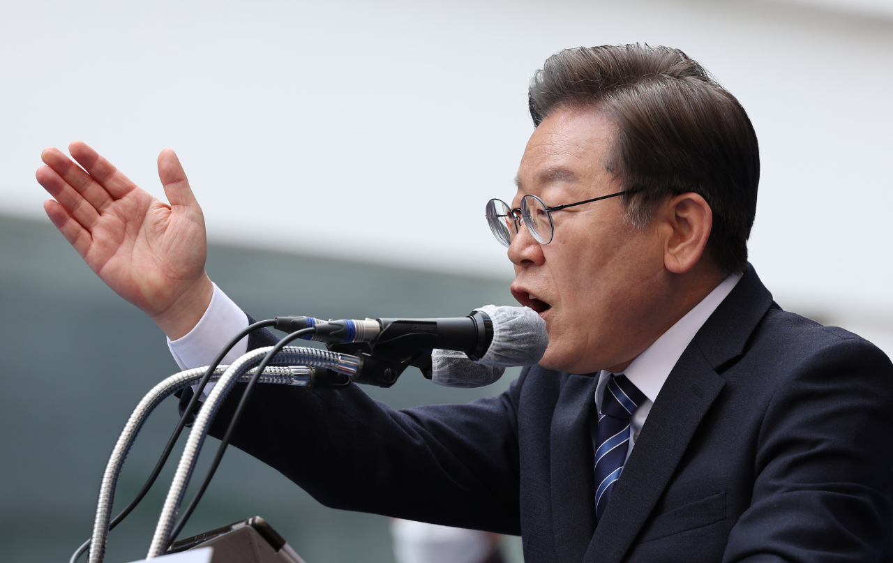 더불어민주당 이재명 대선후보가 7일 부산시 창선삼거리에서 열린 '이재명 준비됐나! 준비됐다!' 부산 집중 유세에서 지지를 호소하고 있다. [연합]