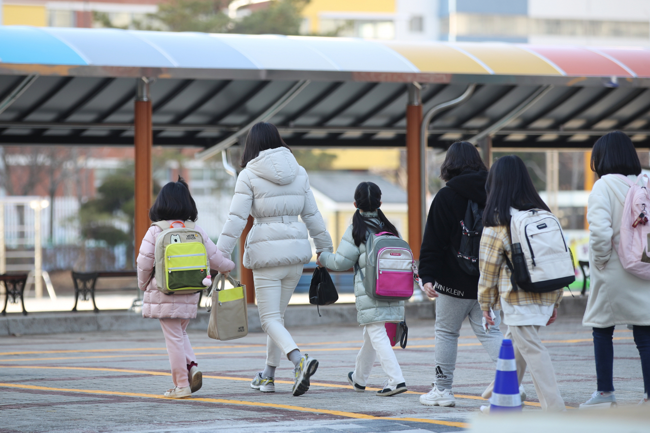 지난 2일 오전 광주 서구 치평초등학교에서 학생들이 새 학기 첫 등교를 하고 있다. [연합]