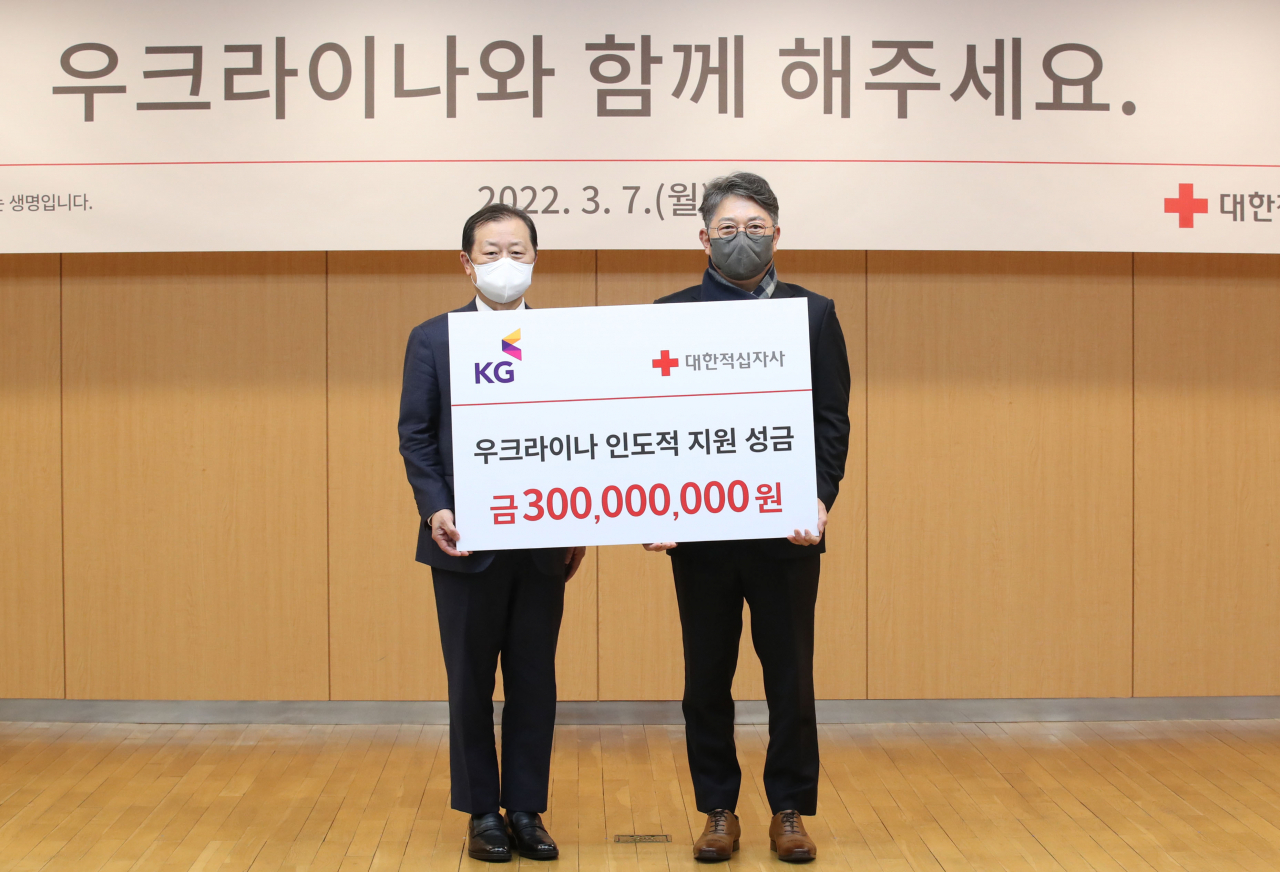 대한적십자사 신희영 회장(왼쪽)과 KG그룹 곽재선 회장(오른쪽)이 7일 서울 중구 대한적십자사 서울사무소에서 열린 기부금 전달식에서 기념 촬영을 하고 있다. [대한적십자사 제공]