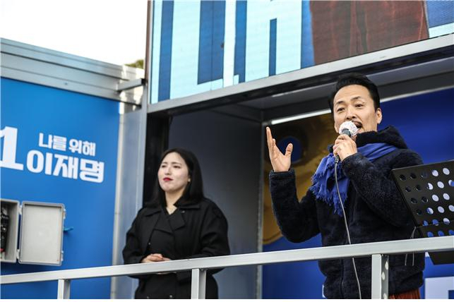 가수 강산에 씨가 7일 오전 제주 동문 로터리에서 진행된 이재명 더불어민주당 대선후보의 현장 유세에 동행해 이 후보 지지를 호소하고 있다. [민주당 선대위 제공]