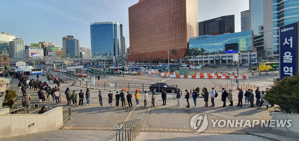 월요일인 7일 아침. 서울역 선별진료소에서 시민들이 신속항원검사 시작을 기다리고 있다.지난 6일 오후 9시까지 전국 확진자는 20만405명이었다. [연합]