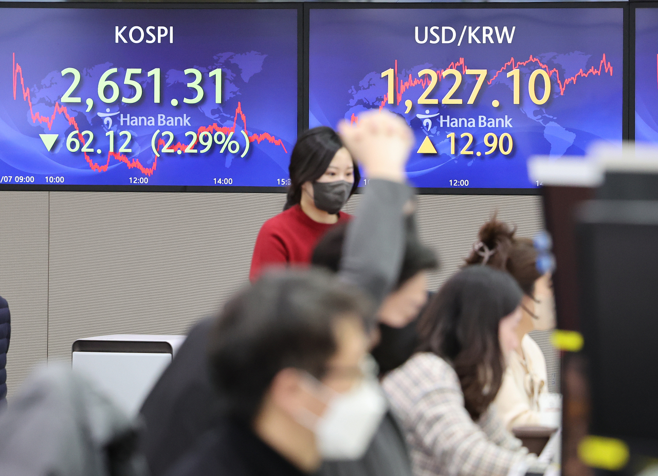 지난 7일 서울 중구 하나은행 딜링룸에서 직원들이 업무를 보고 있다. 원달러 환율은 7일 1년 9개월만에 1200원을 돌파한 1227.1원에 마감했다. 연합뉴스