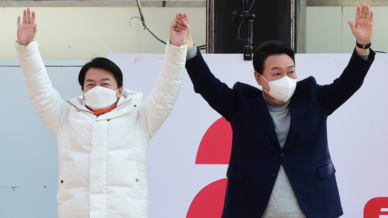 국민의힘 윤석열(오른쪽) 대선 후보와 국민의당 안철수 대표가 7일 오전 경기 하남시 신장동 스타필드 앞에서 유세하고 있다. [연합]