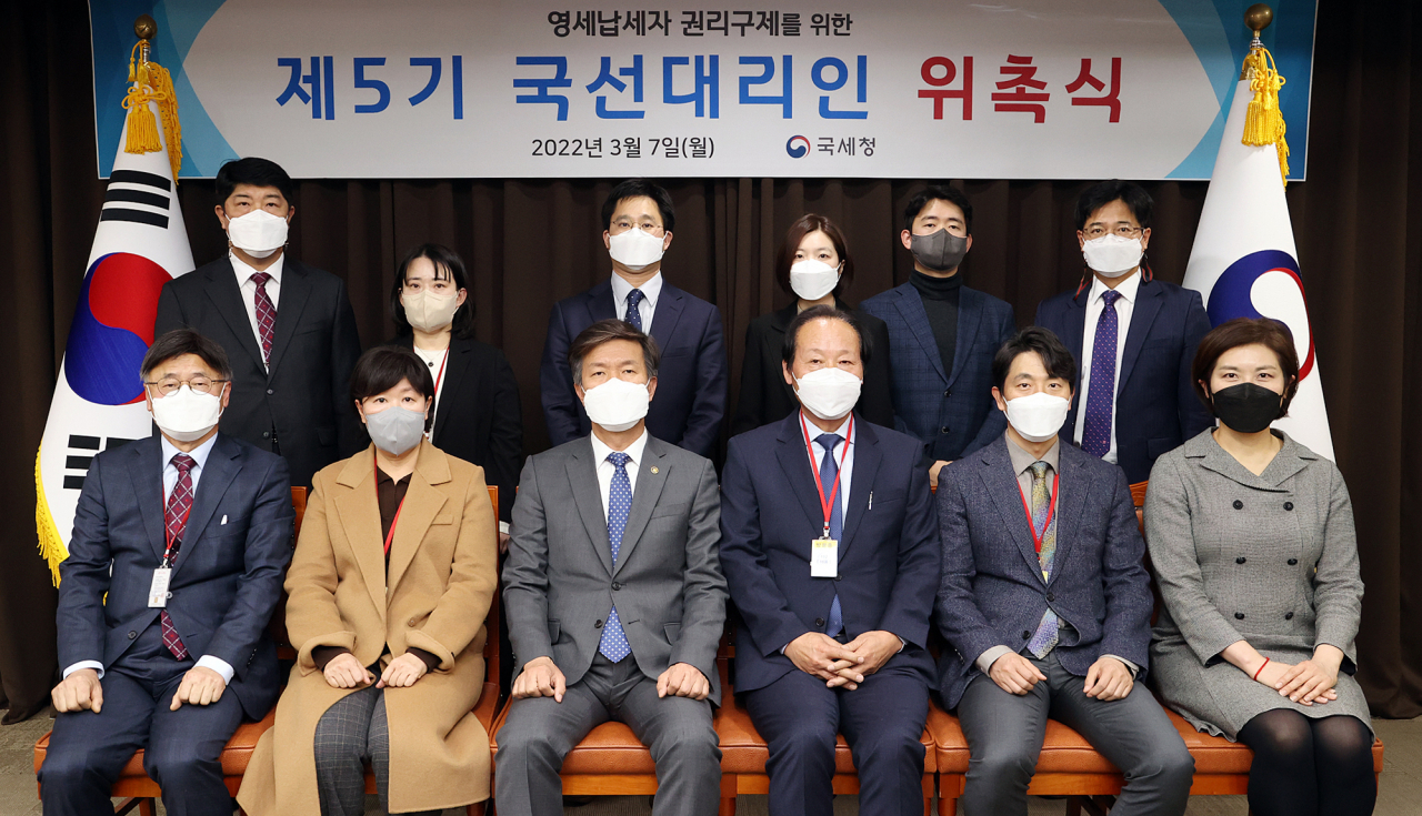 김대지 국세청장(앞줄 왼쪽 세 번째)이 7일 세종시 나성동 국세청 본청에서 열린 제5기 국선대리인 위촉식에서 기념 촬영하고 있다. [국세청 제공]