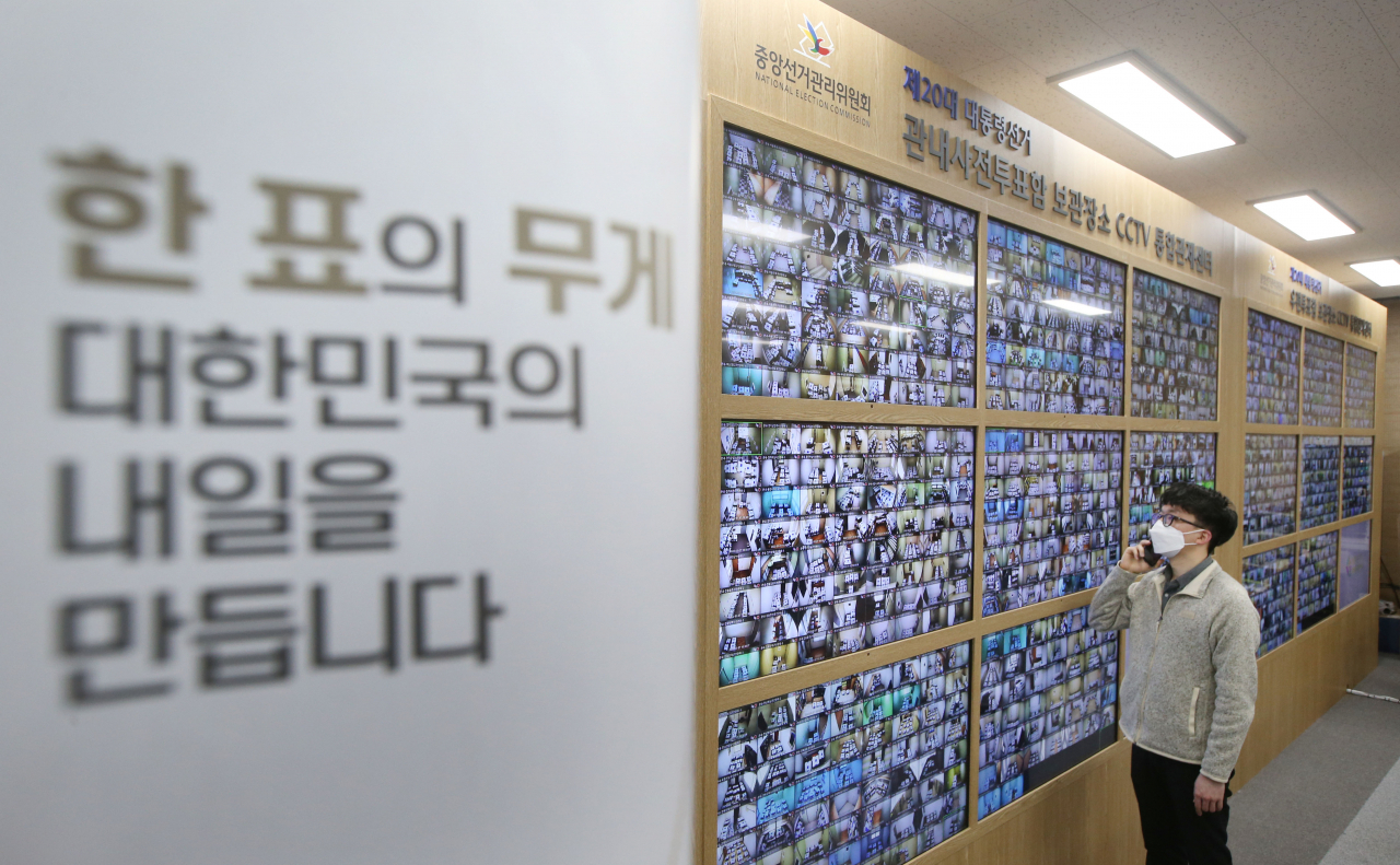 7일 오전 경기 과천시 중앙선거관리위원회 종합상황실에 마련된 사전투표함 보관장소 CCTV 통합관제센터에서 선관위 관계자가 모니터링을 하고 있다. [연합]