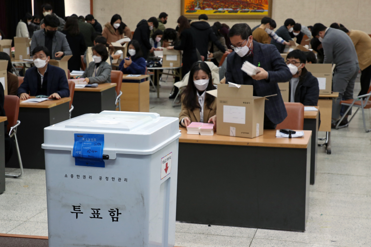7일 오전 광주 북구청 회의실에서 동행정복지센터 투표관리관들이 투표소 운영 방법과 투표용지 검수 등 직무교육을 받고 있다. [연합]