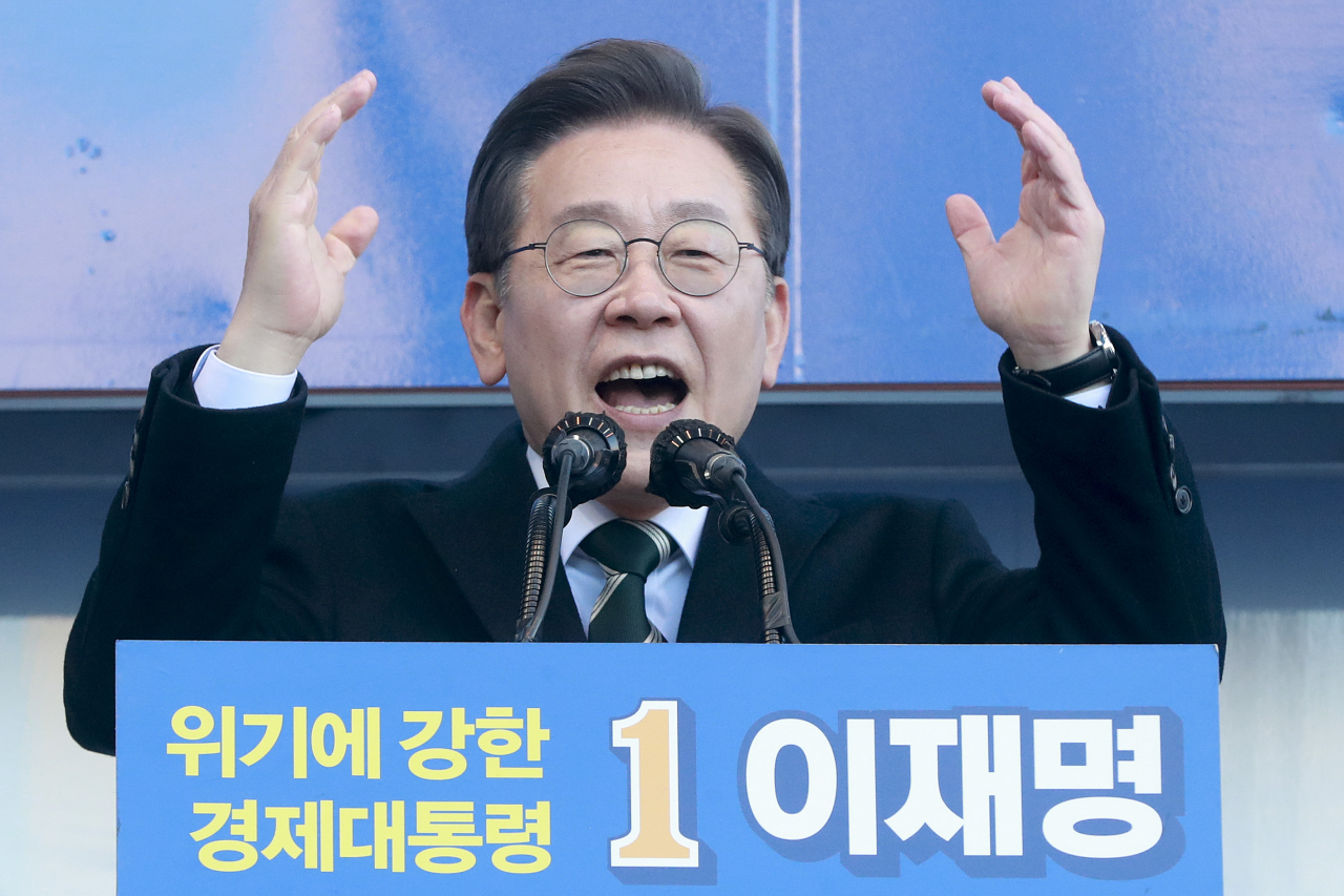 이재명 더불어민주당 대선후보가 지난 5일 경기도 평택시 평택역 1번 출구 앞에서 열린 '한다면 한다! GTX 연장으로 가까워지는 경기와 서울!' 평택 유세에서 지지를 호소하고 있다. [연합]