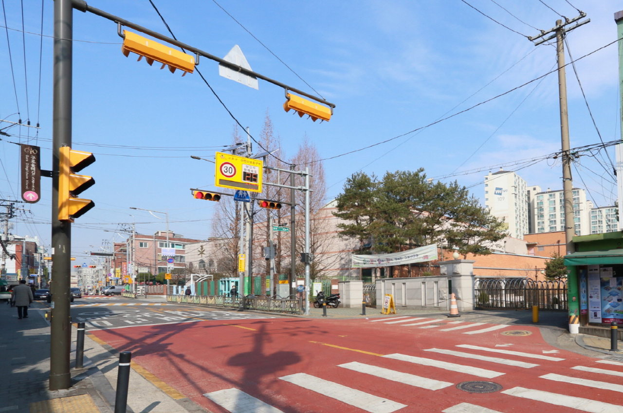 서울 구로구가 학교 앞 안전한 보행환경 조성에 나선다. 사진은 구로남초 앞 노란신호등 자료사진. [구로구 제공]