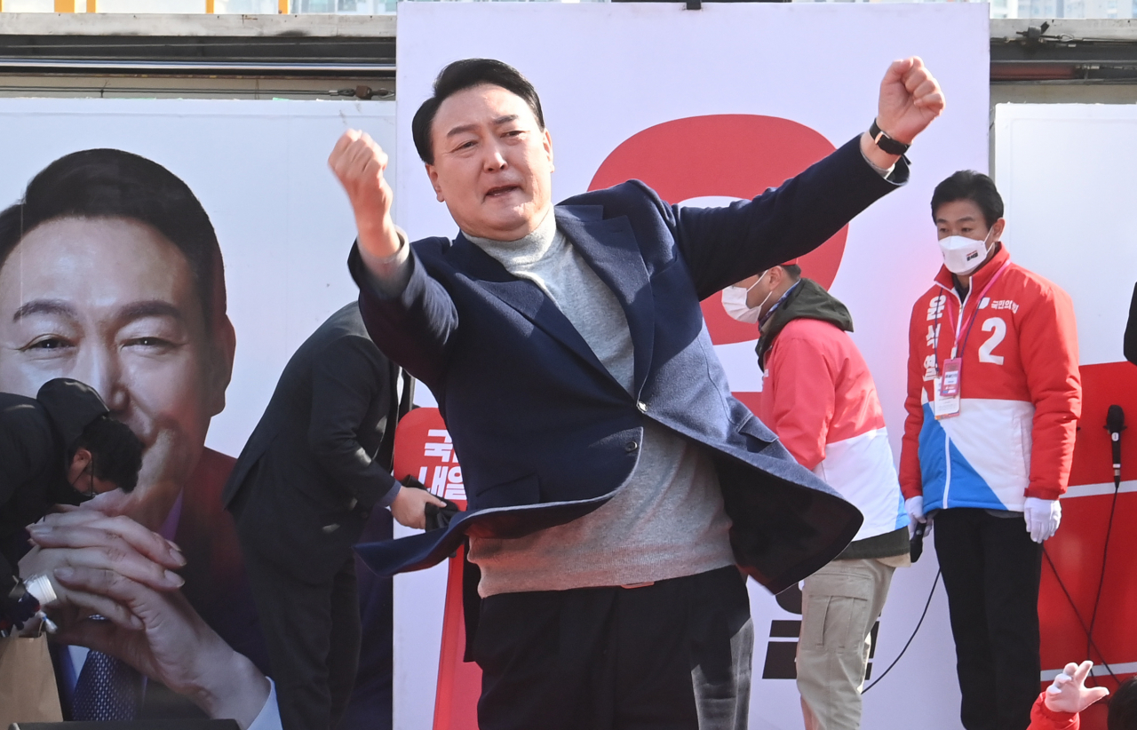 윤석열 국민의힘 대선후보가 7일 오전 경기도 구리역 광장 유세에서 지지를 호소하고 있다. [사진=국회사진기자단]