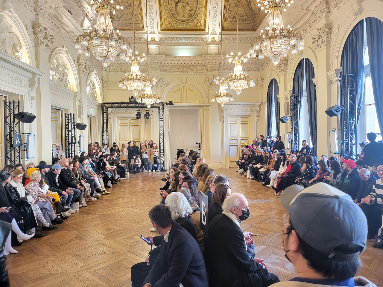 파리패션위크 중 6일(현지시간) 프랑스 파리 브롱나이궁(PALAIS BRONGNIART, PARIS)에서 열린 ‘K-컬렉션 패션쇼’ 현장 모습. [서울시 제공]