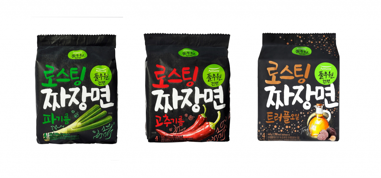 풀무원이 판매 중인 로스팅 짜장면 3종. [풀무원식품 제공]