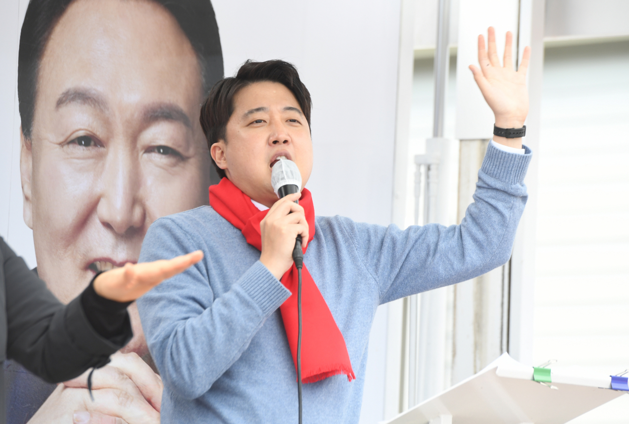 이준석 국민의힘 대표가 4일 오후 서귀포오일장을 찾아 윤석열 후보에 대한 지지를 호소하고 있다. [연합]