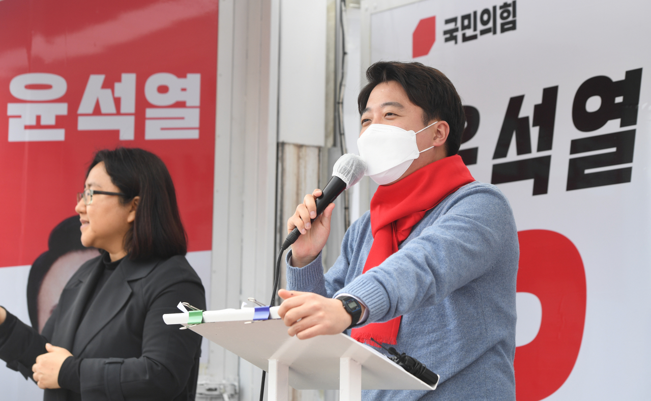 이준석 국민의힘 대표가 4일 오후 서귀포오일장을 찾아 윤석열 후보에 대한 지지를 호소하고 있다. [연합]