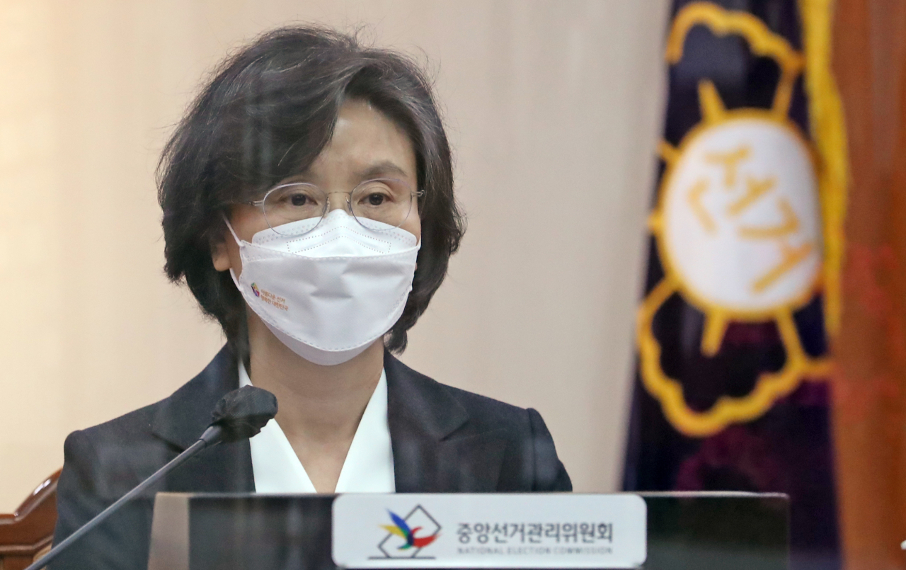 노정희 중앙선거관리위원회 위원장이 7일 오전 경기도 과천시 중앙선관위에서 열린 제20대 대통령선거 사전투표 부실 관리 논란과 관련한 긴급위원회 전원회의에 참석하고 있다. [연합]