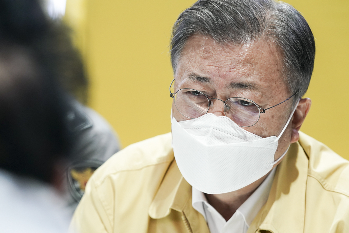 문재인 대통령은 8일 대형산불이 발생한 강원도 강릉시와 동해시에 대한 특별재난지역 선포를 재가했다. 지난 6일 산불 피해 현장을 방문한 문 대통령이 이재민을 위로하고 있다. [헤럴드DB]