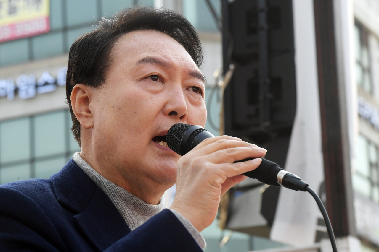 지난 7일 오후 경기 안산시 단원구 안산문화광장 앞에서 열린 유세에서 윤석열 국민의힘 대선 후보가 지지를 호소하고 있다. [연합]