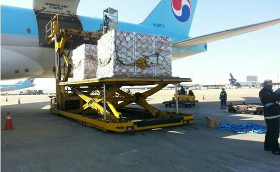 한국공항 직원들이 항공화물을 옮기는 작업을 하고 있다. [한국공항 제공]
