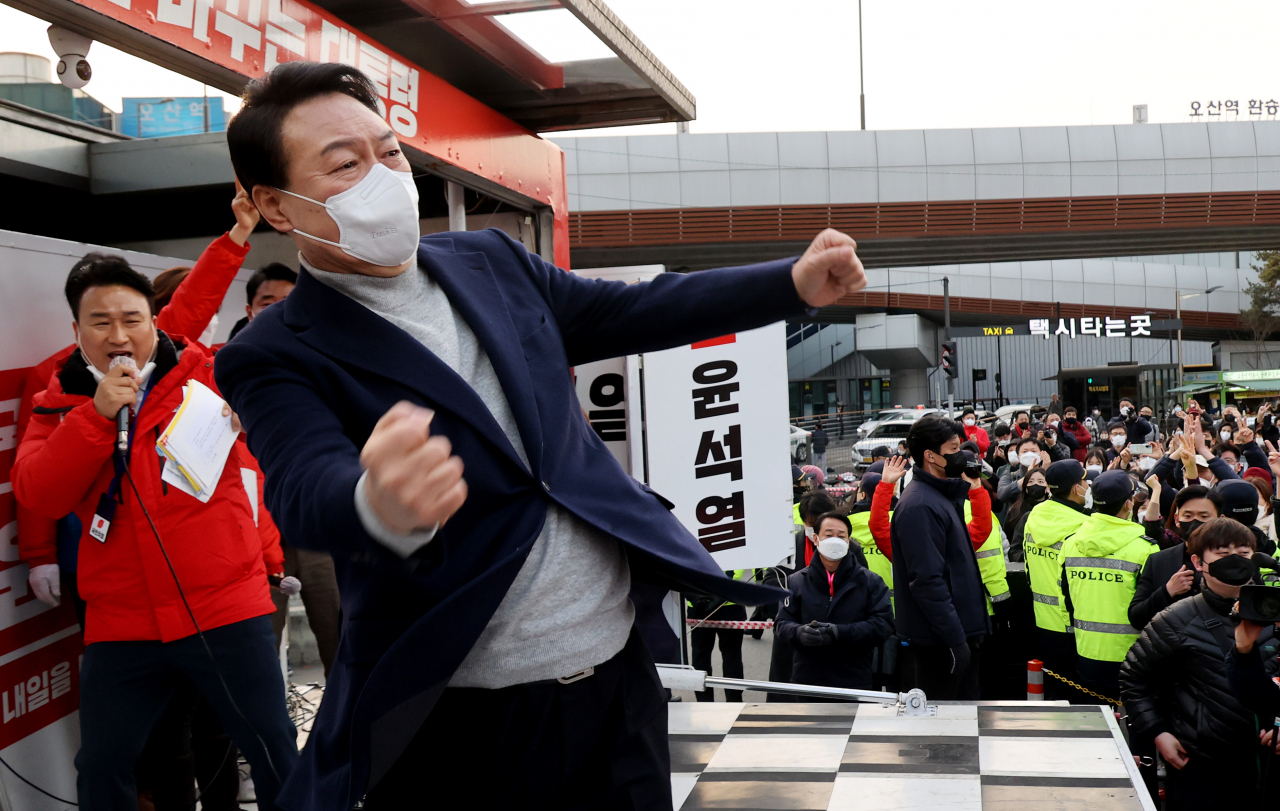 윤석열 국민의힘 대선 후보가 7일 오후 경기 오산시 오산역 광장에서 열린 유세에서 어퍼컷 세리머니를 하고 있다. [연합]