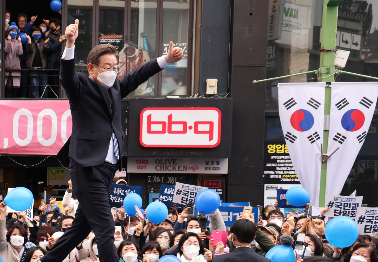 이재명 더불어민주당 대선후보가 지난 7일 부산시 창선삼거리에서 열린 '이재명 준비됐나! 준비됐다!' 부산 집중 유세에서 지지자에게 인사하고 있다. [연합]