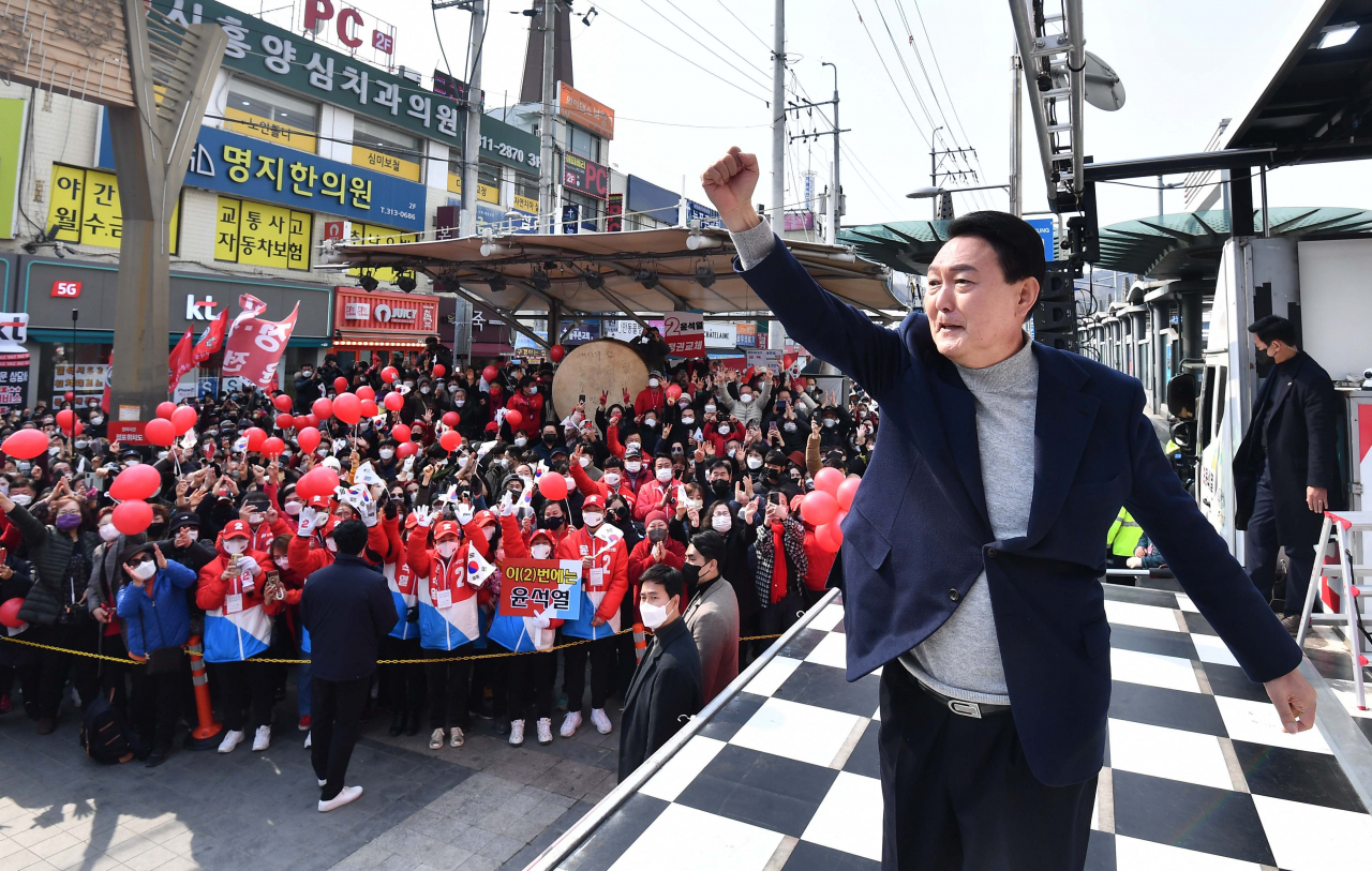 윤석열 국민의힘 대선후보가 지난 7일 오후 경기 시흥시 삼미시장 앞 유세 현장에서 지지를 호소하고 있다. [연합]