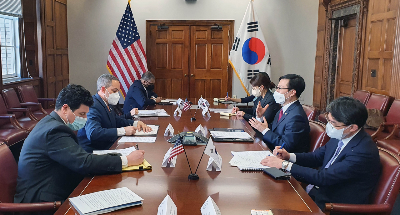 여한구(오른쪽 두번째) 산업통상자원부 통상교섭본부장이 지난 3일(현지시간) 워싱턴 D.C.에서 미국 상무부 돈 그레이브스 부장관과 한-미 대 러시아 수출통제 등과 관련해 면담하고 있다.[헤럴드경제DB]
