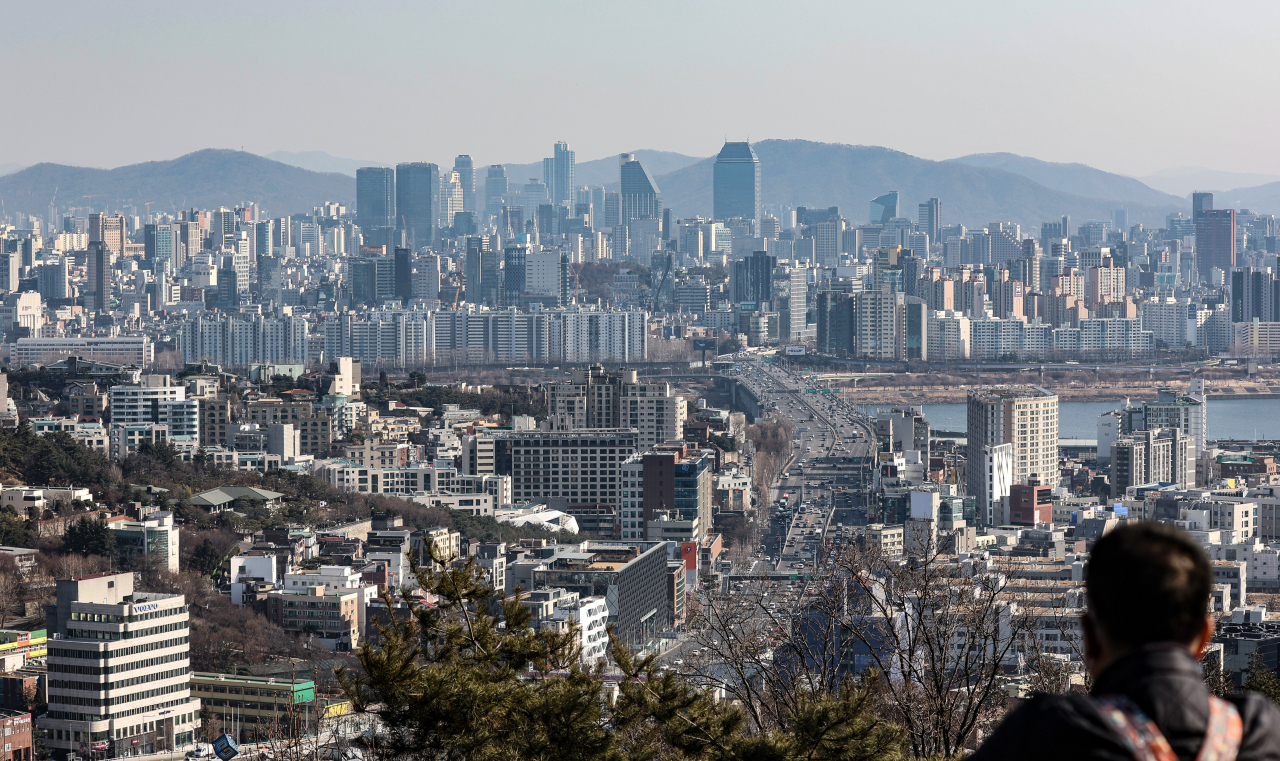 서울 남산 전망대를 찾은 시민이 용산구와 강남 일대를 바라보고 있다. [연합뉴스]