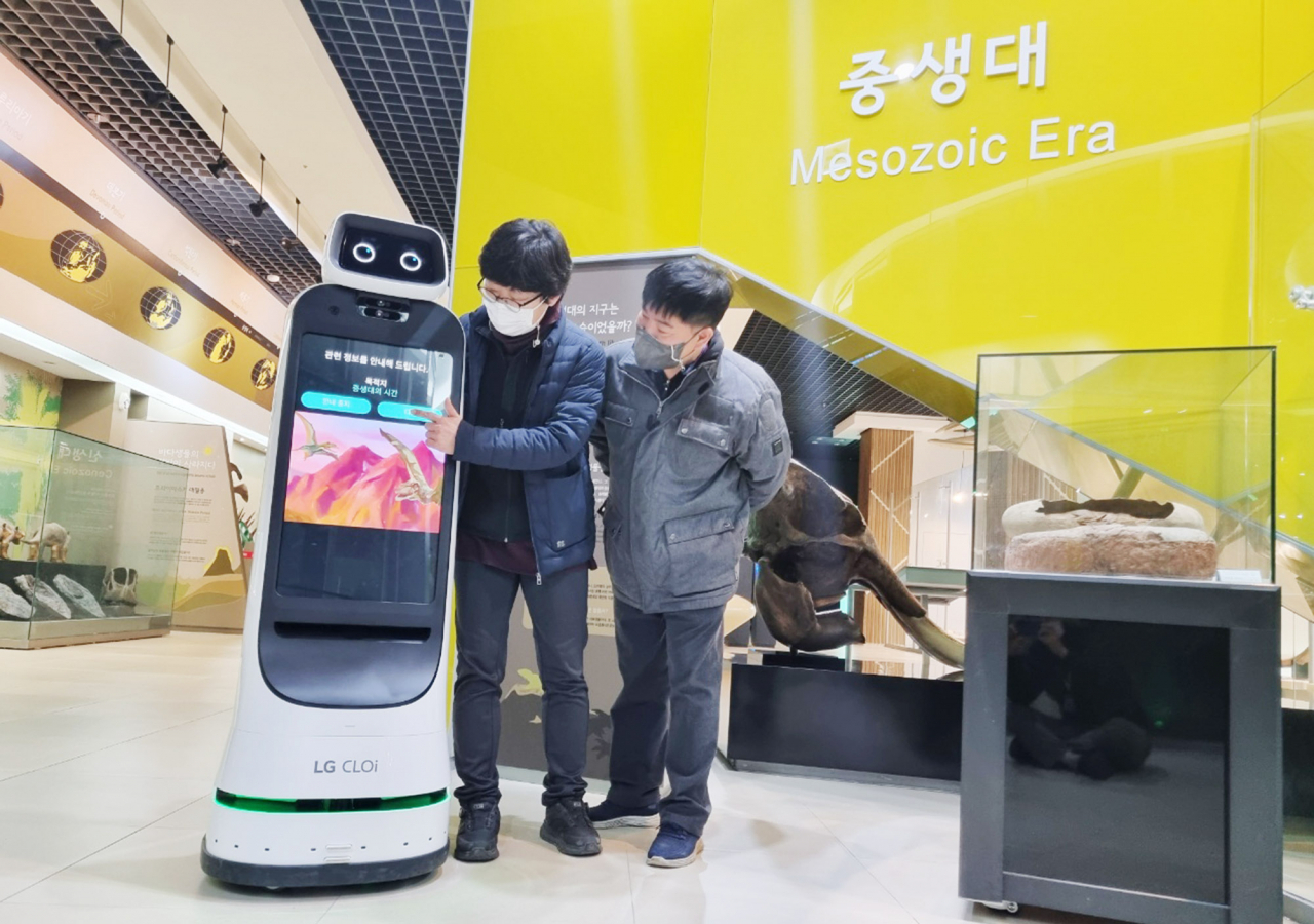 LG전자 안내로봇인 LG 클로이 가이드봇(LG CLOi GuideBot)이 강원도 태백고생대자연사박물관에 배치돼 관람객에게 주요 전시품을 해설하는 도슨트 역할을 하며 편의시설과 주변 관광지도 안내한다. [LG전자 제공]