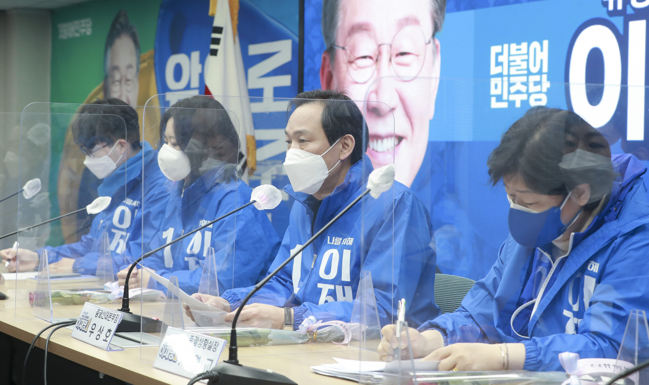 우상호 더불어민주당 총괄선대본부장이 8일 오전 서울 여의도 중앙당사에서 열린 선대위 본부장단 회의에서 발언하고 있다. 이상섭 기자