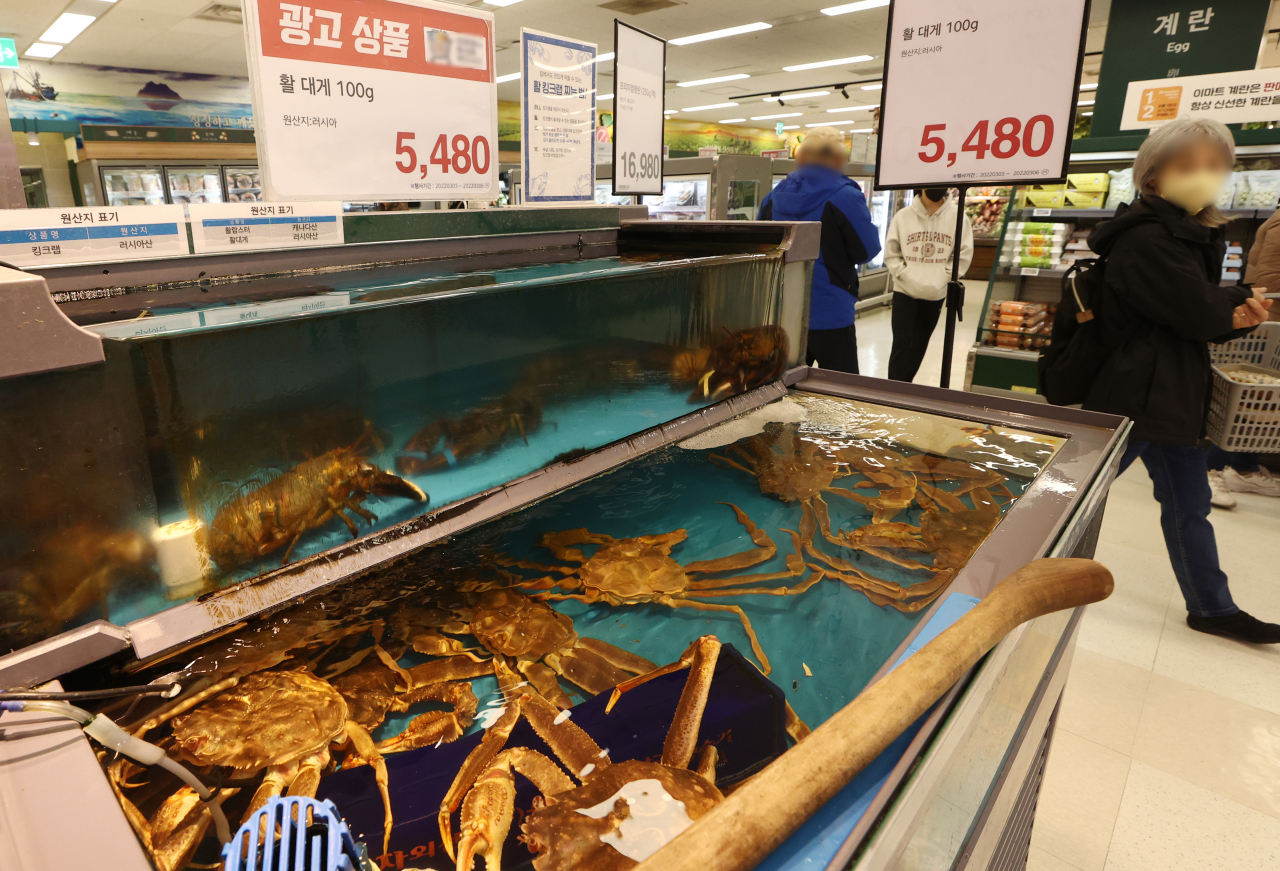 우크라이나를 침공한 러시아에 대한 국제사회의 무역 제재 조치가 강화되면서 러시아산 수입 의존도가 높은 수산물 가격이 오르고 있다. 사진은 6일 서울 시내의 한 대형마트에서 판매 중인 러시아산 대게 모습. [연합]