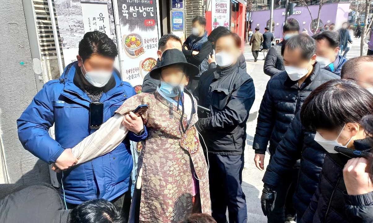 송영길 더불어민주당 대표가 지난 7일 낮 12시5분께 서울 서대문구 유플렉스 신촌점 앞 광장에서 선거운동을 하다 70대 남성으로부터 가격을 당했다. 현장에서 제압당한 70대 남성 모습. [더불어민주당 제공]