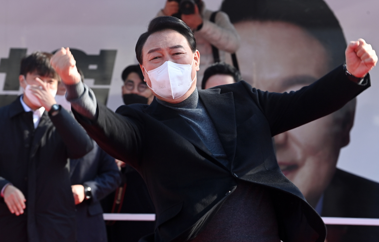 윤석열 국민의힘 대선 후보가 8일 제주시 동문시장 일대에서 열린 ‘제주와 함께 승리합니다’ 제주도 거점유세에서 어퍼컷 세리머니를 하고 있다. [연합]