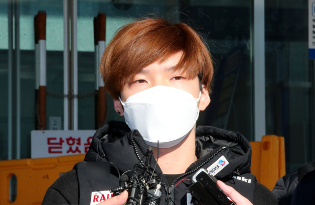 지난달 21일 충남 천안 동남경찰서에서 이별 통보에 격분해 전 여자친구를 살해한 혐의를 받은 조현진(27)이 검찰에 송치되고 있다. [연합]