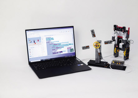KT가 컴퓨터에 연결해 직접 실습할 수 있는 AI·IoT·로봇 융합교구 ‘KT AI 코딩블록 IoT 키트’를 출시했다. [KT 제공]