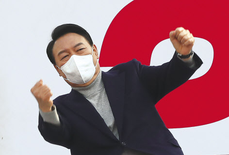 ‘제4기 민주당 정부’냐, ‘보수의 화려한 부활’이냐. 8일로 운명의 날이 하루 앞으로 다가왔다. 사진은 7일 오전 제주도 제주시에서 연설하는 이재명(위쪽) 더불어민주당 대선후보와 같은 날 경기 하남에서 유세하는 윤석열 국민의힘 대선후보. [국회사진기자단]