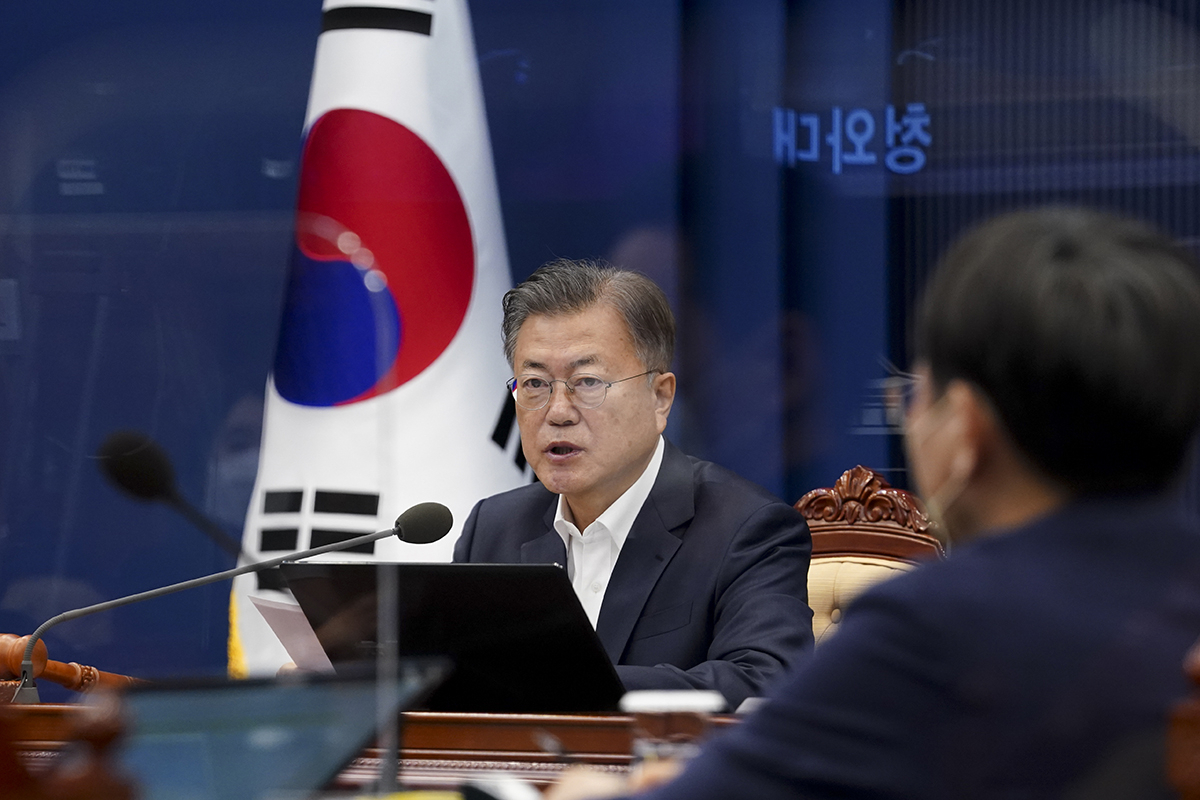 문재인 대통령은 제20대 대통령 선거를 하루 앞둔 8일 “내일 본투표에서도 적극적인 참여로 우리 국민의 집단지성을 보여주시길 바란다”고 밝혔다. [청와대 제공]
