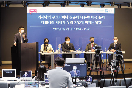 2022년 3월 7일 열린 법무법인 율촌·해외건설협회 주최 ‘러시아의 우크라이나 침공에 대응한 미국 등의 대(對)러 제재가 우리 기업에 미치는 영향’웨비나 모습. [법무법인 율촌 제공]