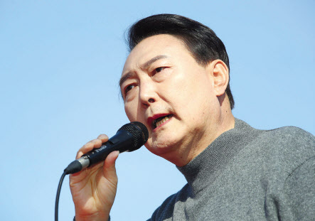 남은 것은 진인사대천명(盡人事待天命)이다. 대선 사상 막판까지 초박빙 대결 구도를 펼치고 있는 20대 대통령선거 운동이 8일 자정을 기해 막을 내린다. 그동안 대선후보들은 사활 건 선거운동을 펼쳤다. 대선주자들은 마지막날까지 유세를 진행하며 한표를 호소했다. 이재명(위쪽) 더불어민주당 대선후보는 이날 오전 여의도 당사에서 기자회견을 갖고 “국민통합 민생회복”을 최후의 표심호소 메시지로 내놨다. 윤석열 국민의힘 대선후보는 이날 오전 최남단 제주시 동문시장 일대에서 유세를 통해 “부패심판 정권교체”라는 최후의 출사표를 던졌다. [국회사진기자단·연합]