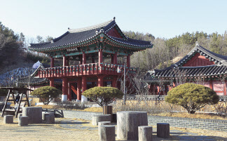 예끼마을 선성현문화단지. 옛 모습대로 재현한 선성현아문과 동헌