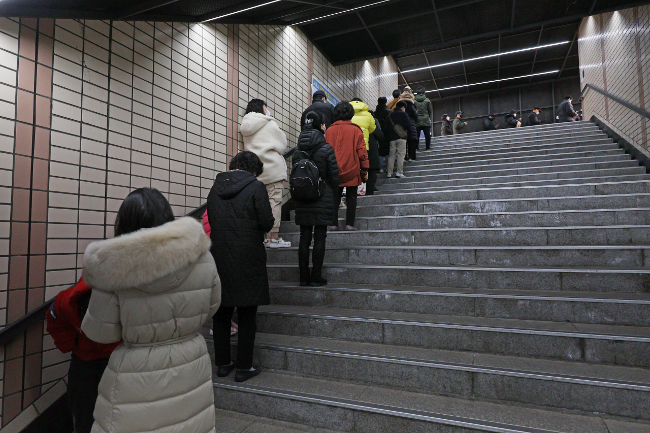 코로나19 신규 확진자가 20만2721명이 발생한 8일 오전 서울 송파구 임시선별검사소 인근 지하도까지 피검자들이 줄을 서 있다. [연합]