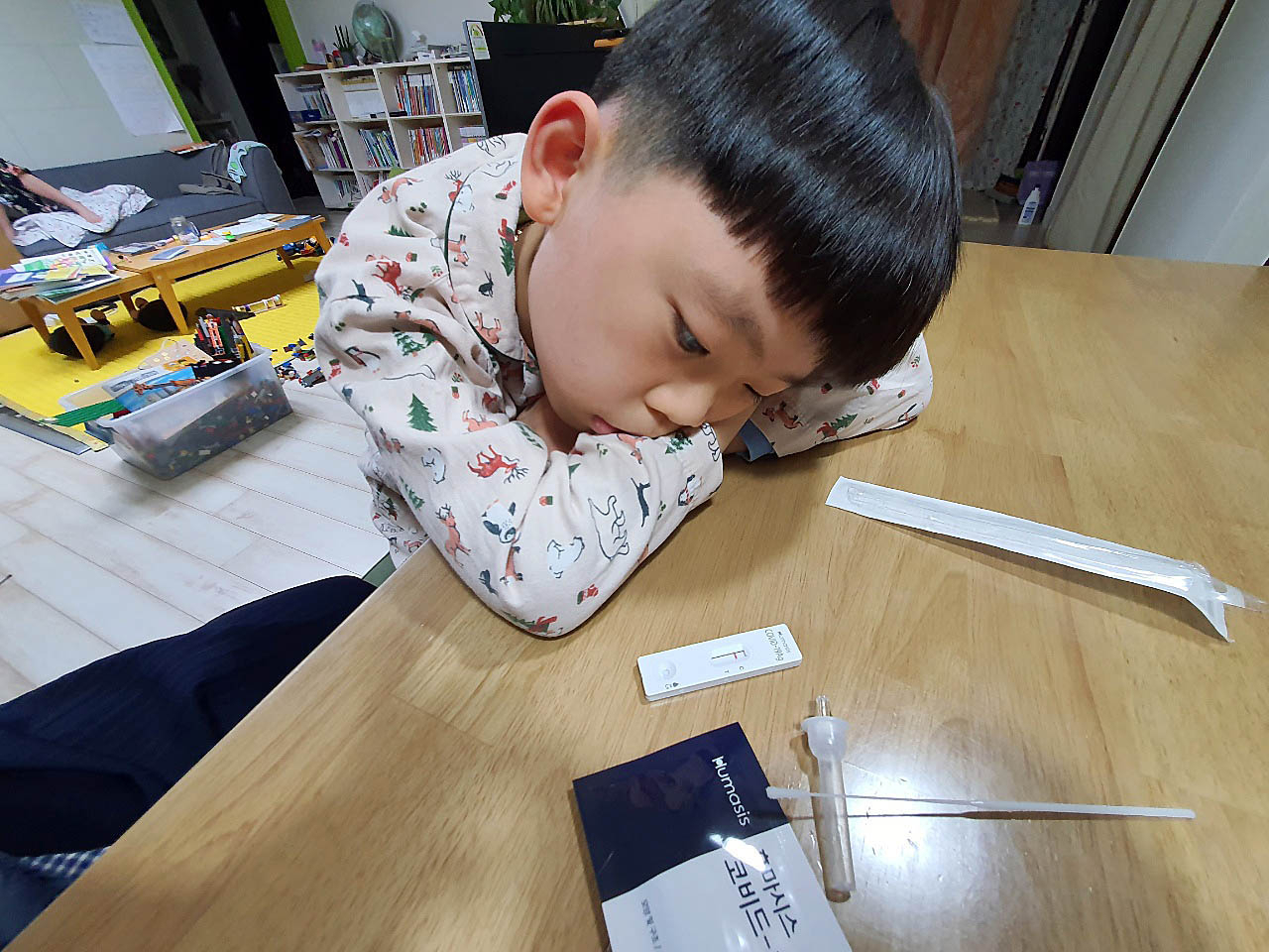 지난 7일 오전 광주 북구 운암동의 한 가정에서 초등학생이 등교 전 자기진단 키트로 코로나19 신속항원 검사를 하고 결과를 기다리고 있다. [연합]