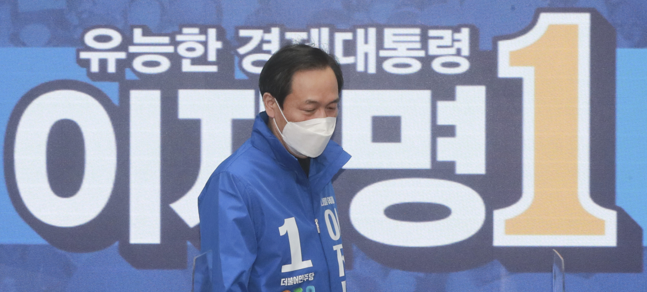 우상호 더불어민주당 총괄선대본부장이 8일 오전 서울 여의도 중앙당사에서 열린 선대위 본부장단 회의에 참석하고 있다. [연합]