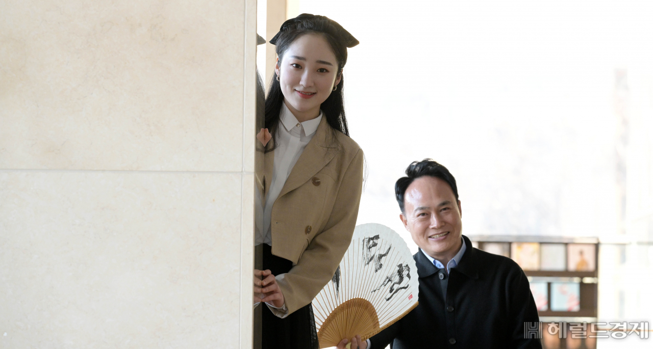 ‘소리꾼 부녀’는 그 어느 때보다 바쁜 날들을 보내고 있다. 왕기철 국립전통예술중·고등학교 교장은 당대 최고의 명창들만 서는 국립극장 완창 판소리 무대 ‘흥보가’(3월 12일·국립극장 하늘극장) 무대에, 왕윤정은 국립창극단 신작 ‘리어’(3월 17~27일·국립극장)의 무대를 앞두고 있다. 이상섭 기자