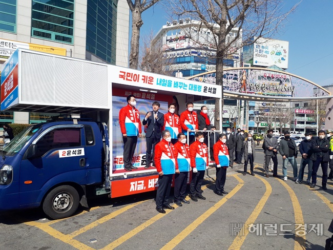 국민의힘 이준석 대표가 8일 오후 전라남도 순천을 찾아 연향동 패션거리에서 윤석열 후보 지원 유세를 하고 있다. /박대성 기자.